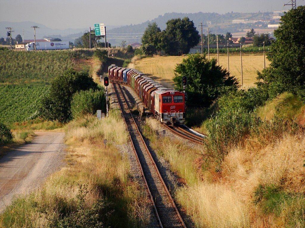 [CAT]: La 254.02 pujant amb un potasser vuit a primera hora del matí cap a Súria al seu pas per l'agulla de Sant Iscle. A veure si m'animo a fotografiar el saler pujant per aquest punt, que no tinc cap foto. [ES]: La 254.02 subiendo con un potasero vacío a primera hora de la mañana hacia Súria a su paso por la aguja de Sant Iscle. A ver si me animo a fotografiar el salero subiendo por este punto, que no tengo ninguna foto.