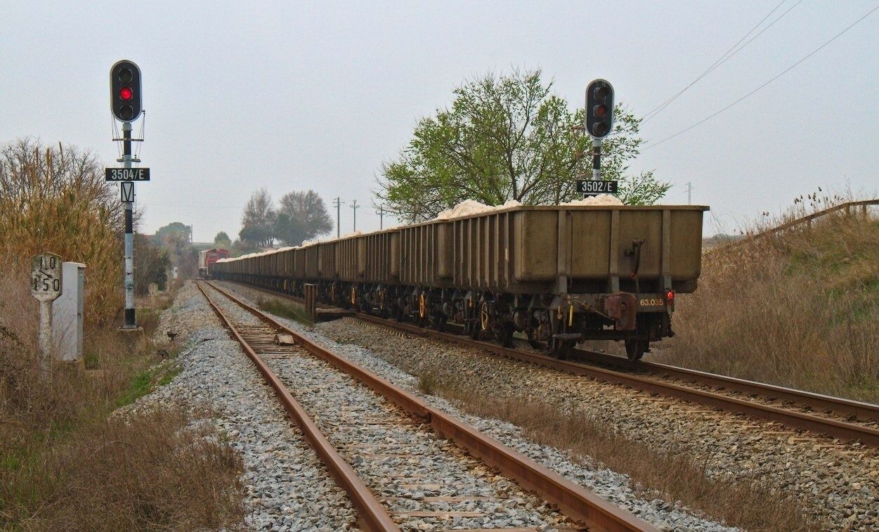 [CAT]: Sal fina del dret i del revés. En aquesta ocasió del revés, el saler s'incorpora a la via general -tot i que menys usada, l'aspecte del carril no enganya, es como la proba del cotó-. Tant de temps portem escoltant que el ramal de Sallent està sentenciat i que el tancament està a prop, quin sap fins quan aguantarà. [ES]: Sal fina del derecho y del revés. En esta ocasión del revés, el salero se incorpora a la vía general -aunque menos usada, el aspecto del carril no engaña, es como la prueba del algodón-. Tanto tiempo llevamos oyendo que el ramal de Sallent está sentenciado y que su cierre está cerca, quien sabe hasta cuando va aguantar.