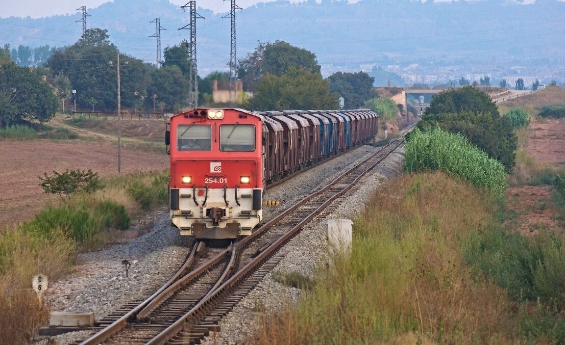 [CAT]: La 254.01 baixant el potaser matinal de la mina de Súria al seu pas per Sant Iscle. Una llàstima que aquest tren hagi perdut la vistositat que li donaven les tremuges de colors, en el de la foto tan sols portava 3 tremuges blaves, tota la resta eren totes granat. [ES]: La 254.01 bajando el potasero matinal de la mina de Súria a su paso por Sant Iscle. Una lástima que es te tren haya perdido la vistosidad que le daban las tolvas de colores, el de la foto tan solo llevaba 3 tolvas azules, las demás eran todas granates.