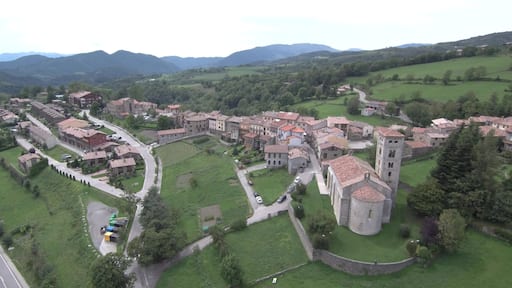 Dron en Mollo. Pueblo de Girona en Cataluña, España