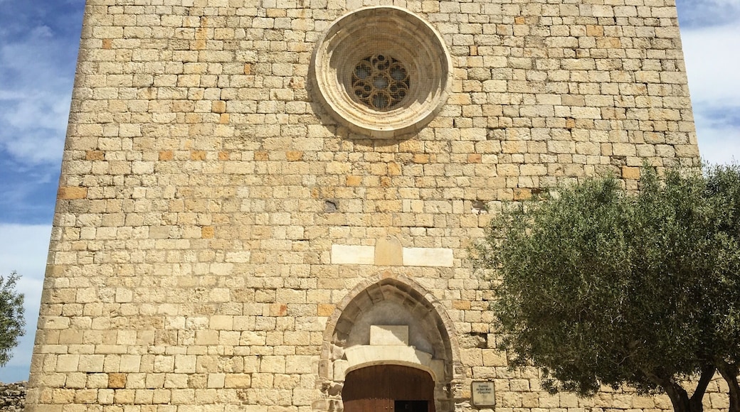 The church in the Sant Martí d’Empúries village.
"The name ‘Empúries’ is derived from the Latin ‘Empuriae’ which in turn comes from the Classic Greek word ‘Emporion’ meaning ‘market,’ which is how the Greeks spoke of the colony, the initial purpose of which was to have the advantage of being a commercial power. From the early Middle Ages it had always been known as Empúries, or Vila d’Empúries, which would change to Sant Martí d’Empúries (for the arrival of its church) from 1766, when L’Escala became the municipal capital."