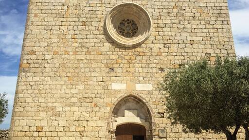 The church in the Sant Martí d’Empúries village.
"The name ‘Empúries’ is derived from the Latin ‘Empuriae’ which in turn comes from the Classic Greek word ‘Emporion’ meaning ‘market,’ which is how the Greeks spoke of the colony, the initial purpose of which was to have the advantage of being a commercial power. From the early Middle Ages it had always been known as Empúries, or Vila d’Empúries, which would change to Sant Martí d’Empúries (for the arrival of its church) from 1766, when L’Escala became the municipal capital."