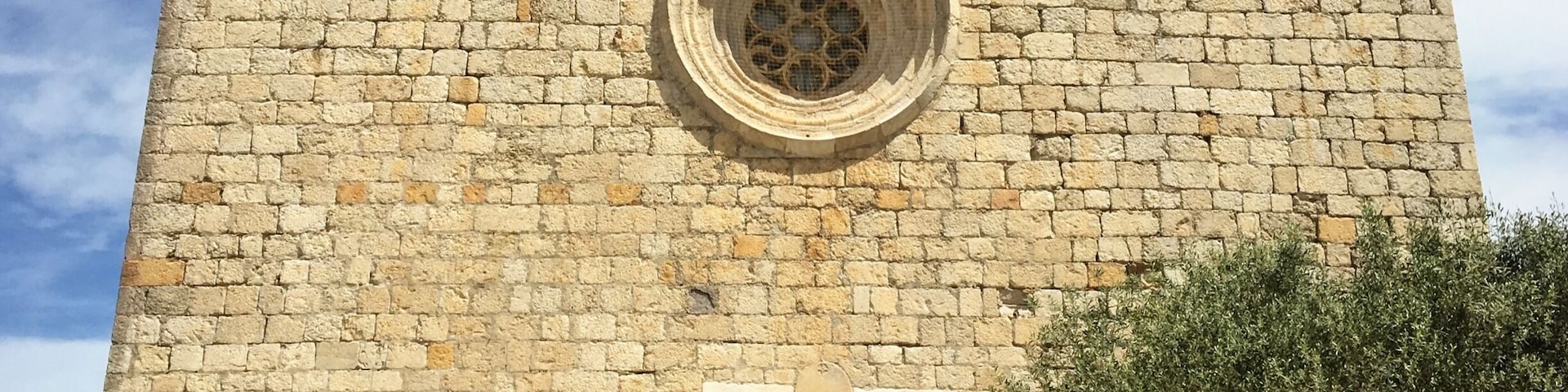 The church in the Sant Martí d’Empúries village.
"The name ‘Empúries’ is derived from the Latin ‘Empuriae’ which in turn comes from the Classic Greek word ‘Emporion’ meaning ‘market,’ which is how the Greeks spoke of the colony, the initial purpose of which was to have the advantage of being a commercial power. From the early Middle Ages it had always been known as Empúries, or Vila d’Empúries, which would change to Sant Martí d’Empúries (for the arrival of its church) from 1766, when L’Escala became the municipal capital."