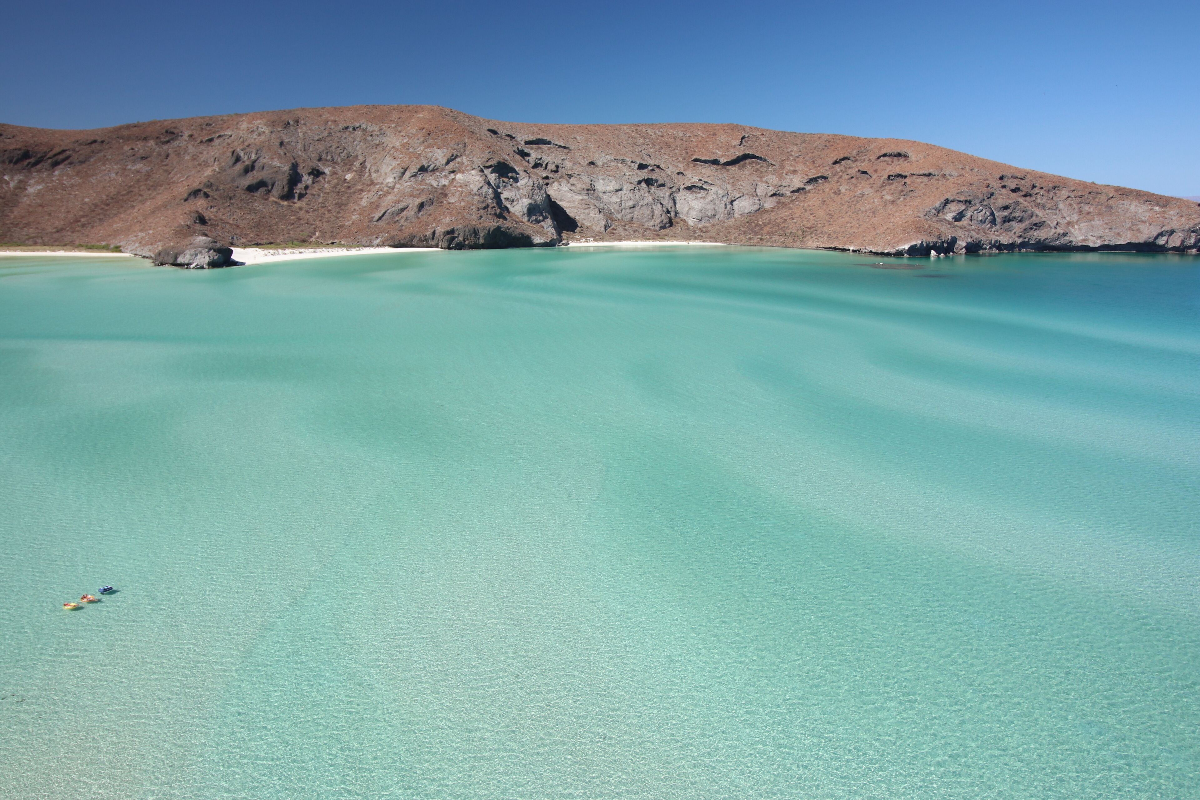 Turistas descansando en Playa Balandra, una de las más bonitas de todo México