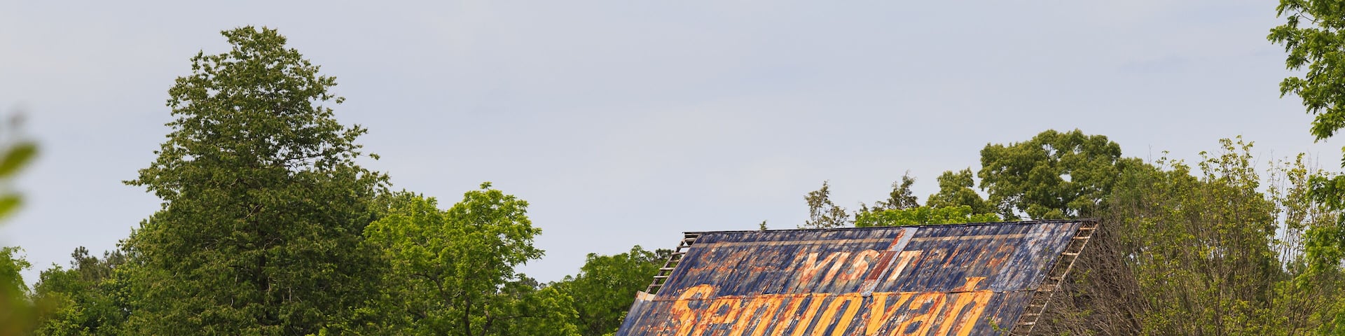 Old advertising barn with “Visit Sequoyah Caverns” painted on the roof in Valley Head, Alabama