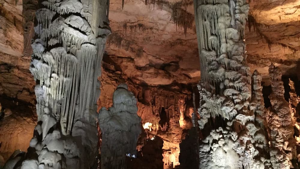 Une grotte ornée de stalactites et de stalagmites.