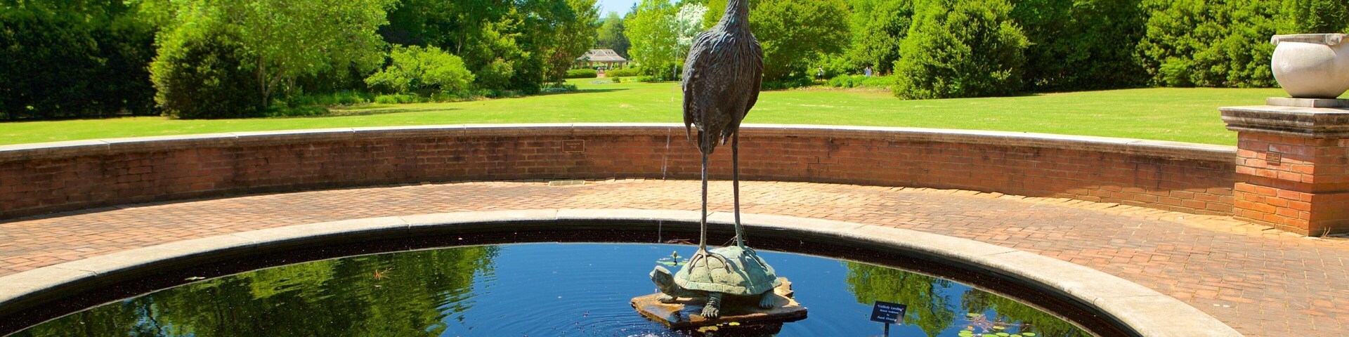 Huntsville Botanical Garden featuring a fountain and a park