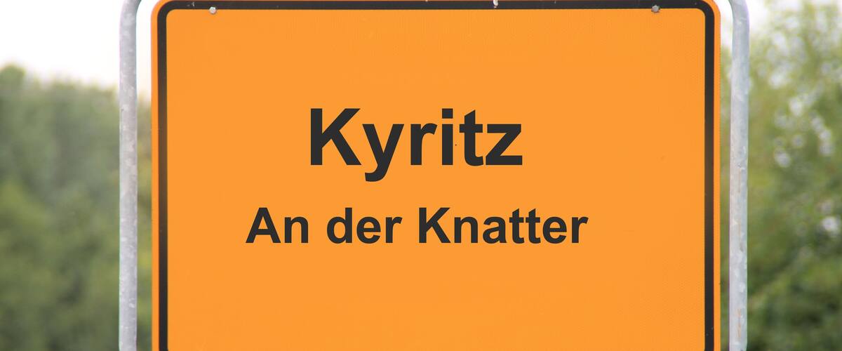 A sign with the text "Kyritz An der Knatter".