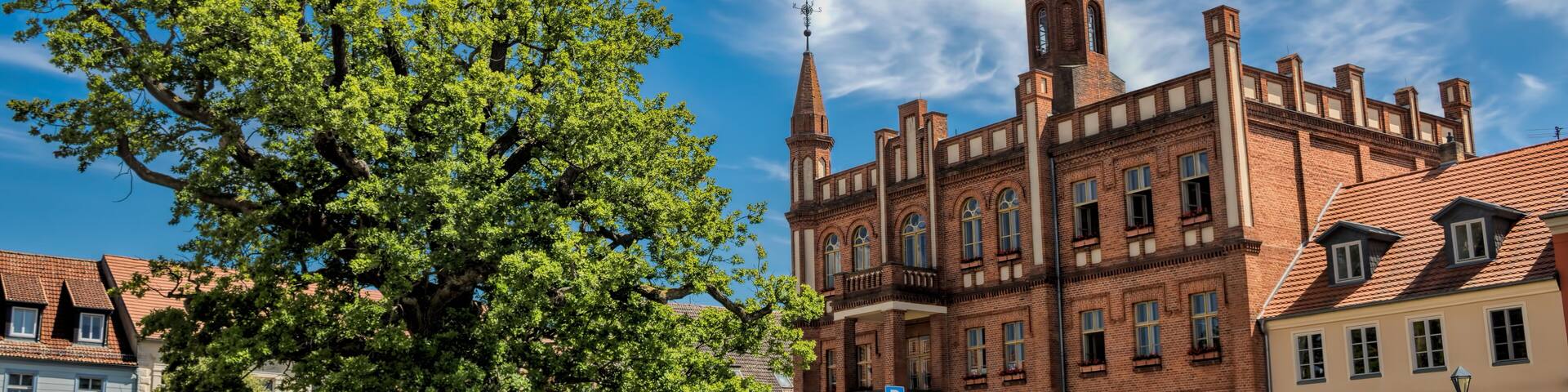 kyritz, deutschland - marktplatz mit rathaus und friedenseiche