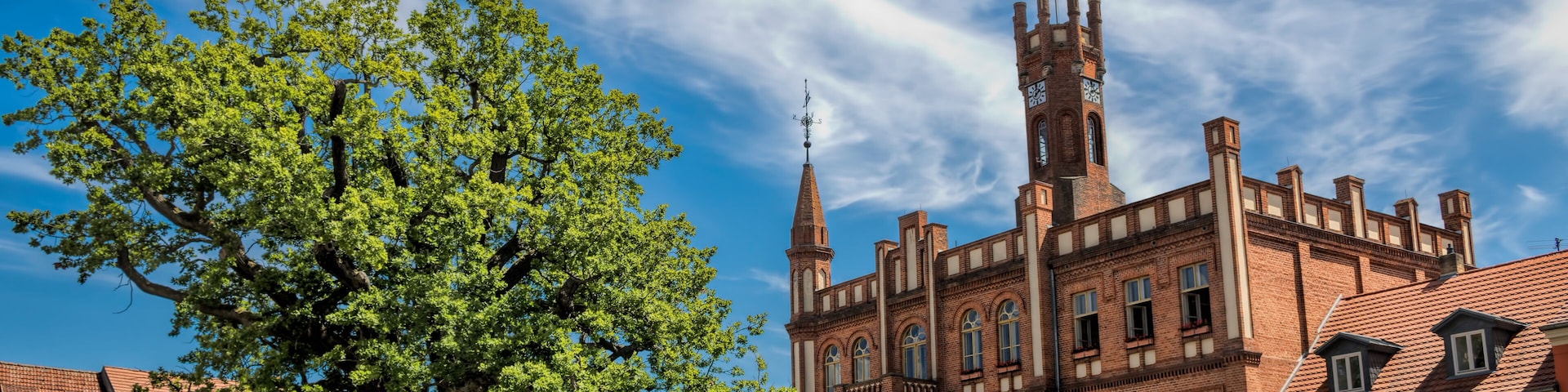 kyritz, deutschland - marktplatz mit rathaus und friedenseiche