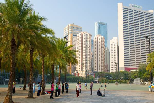 Victoria Park que incluye vistas a la ciudad, una ciudad y un edificio de gran altura