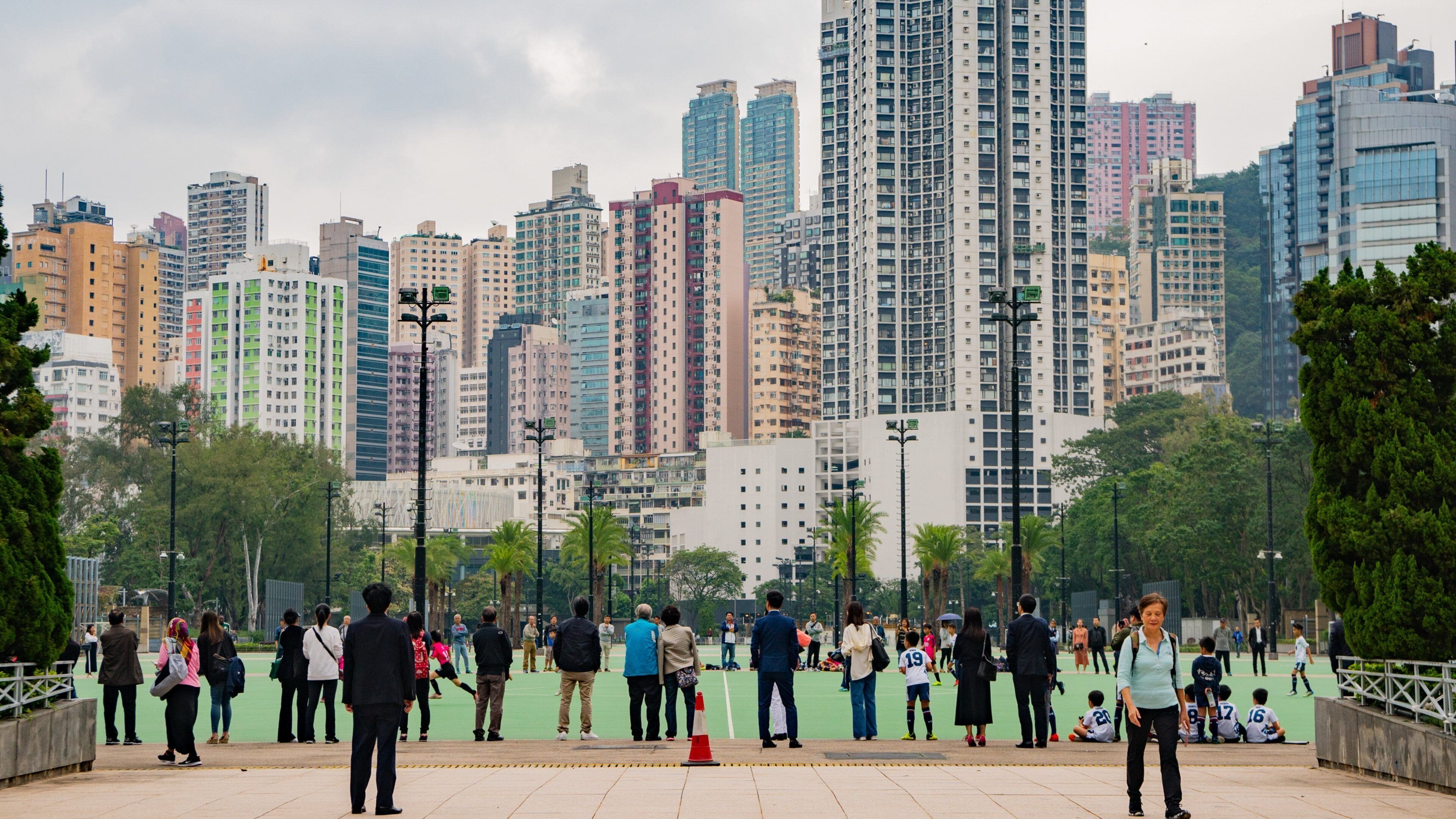 Victoria Park showing a city and street scenes as well as a large group of people