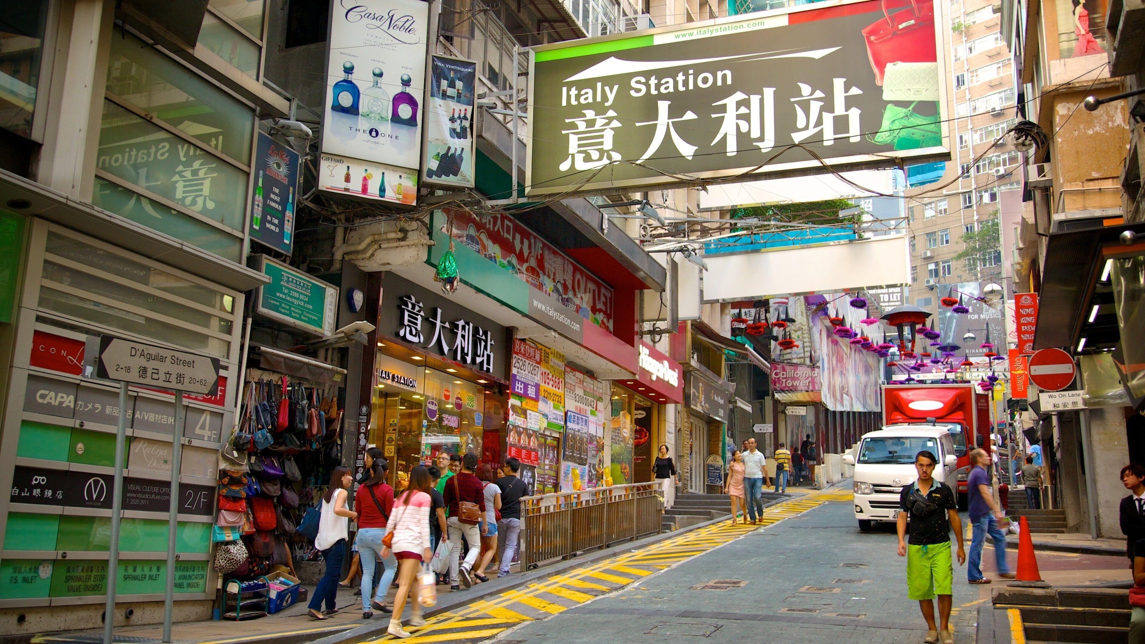 Lan Kwai Fong showing shopping, signage and street scenes