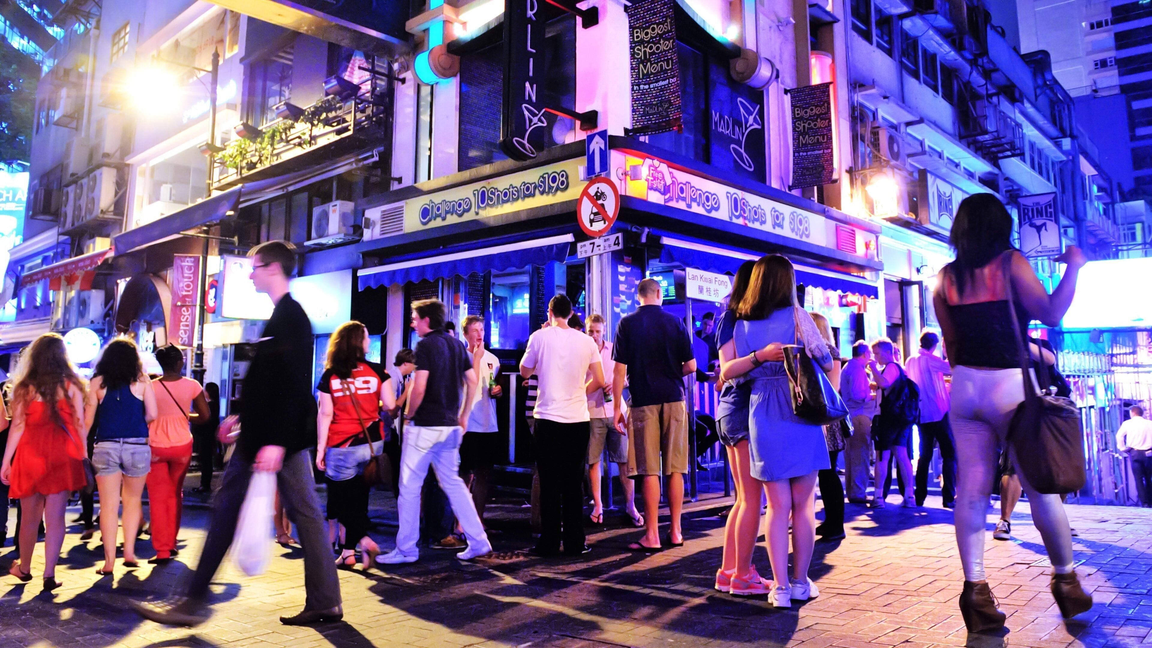 Une rue animée, où l’on voit des gens qui se promènent et un étal de nourriture qui propose 10 portions à 19 dollars.