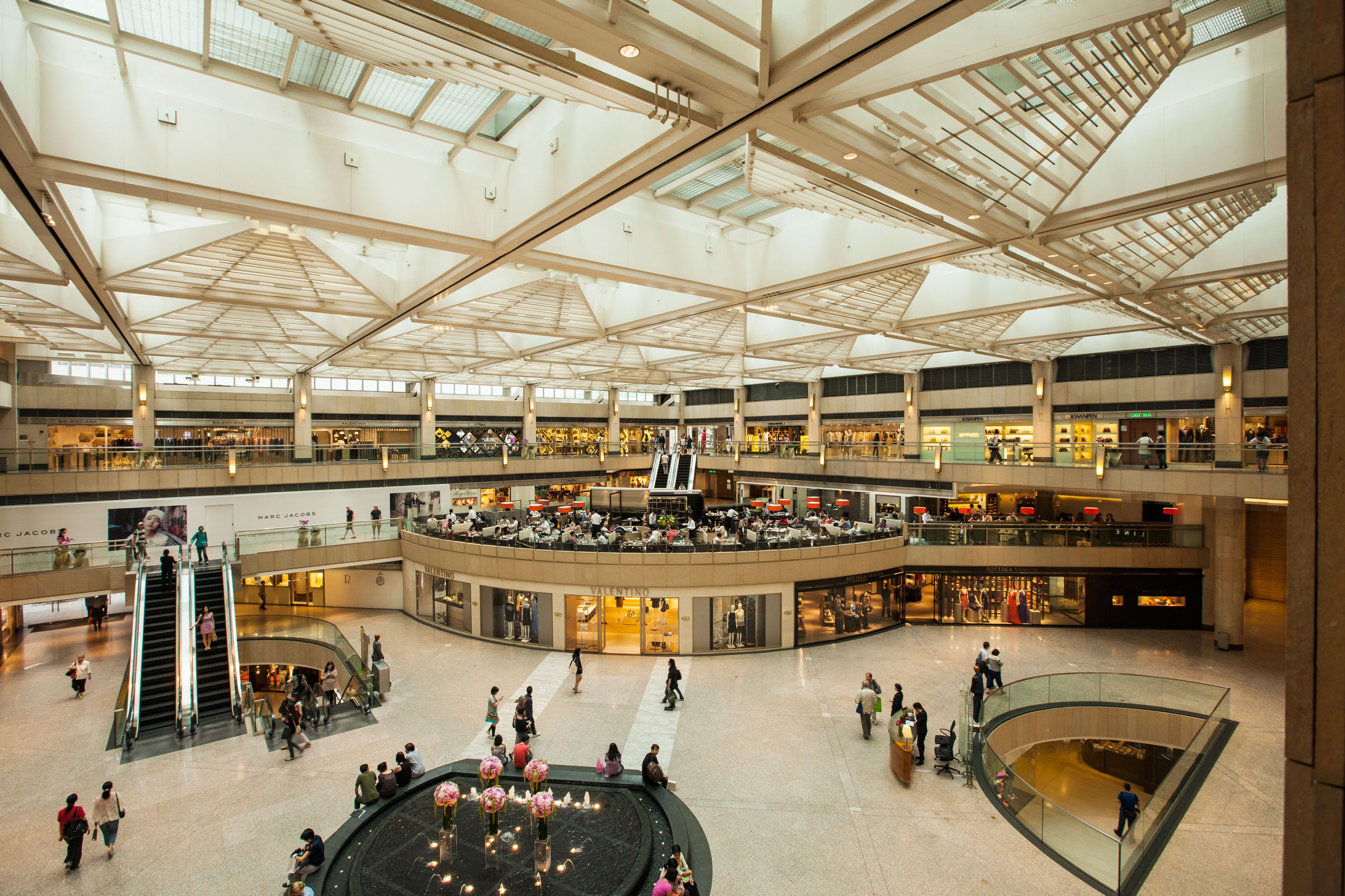 D4G9RD The Landmark Atrium located in the Central District of Hong Kong.