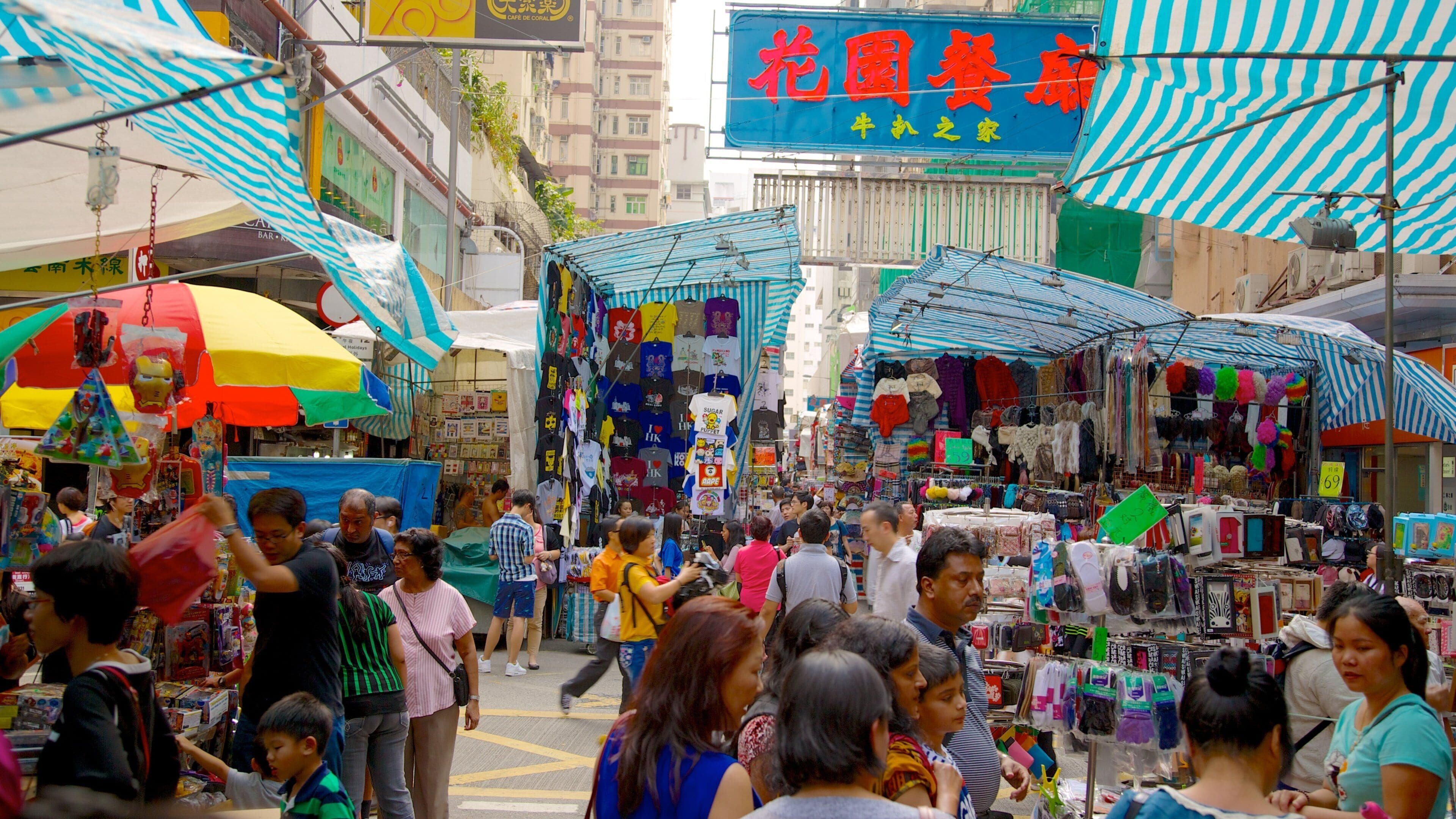 女人街 呈现出 市集 和 看板 以及 大群人