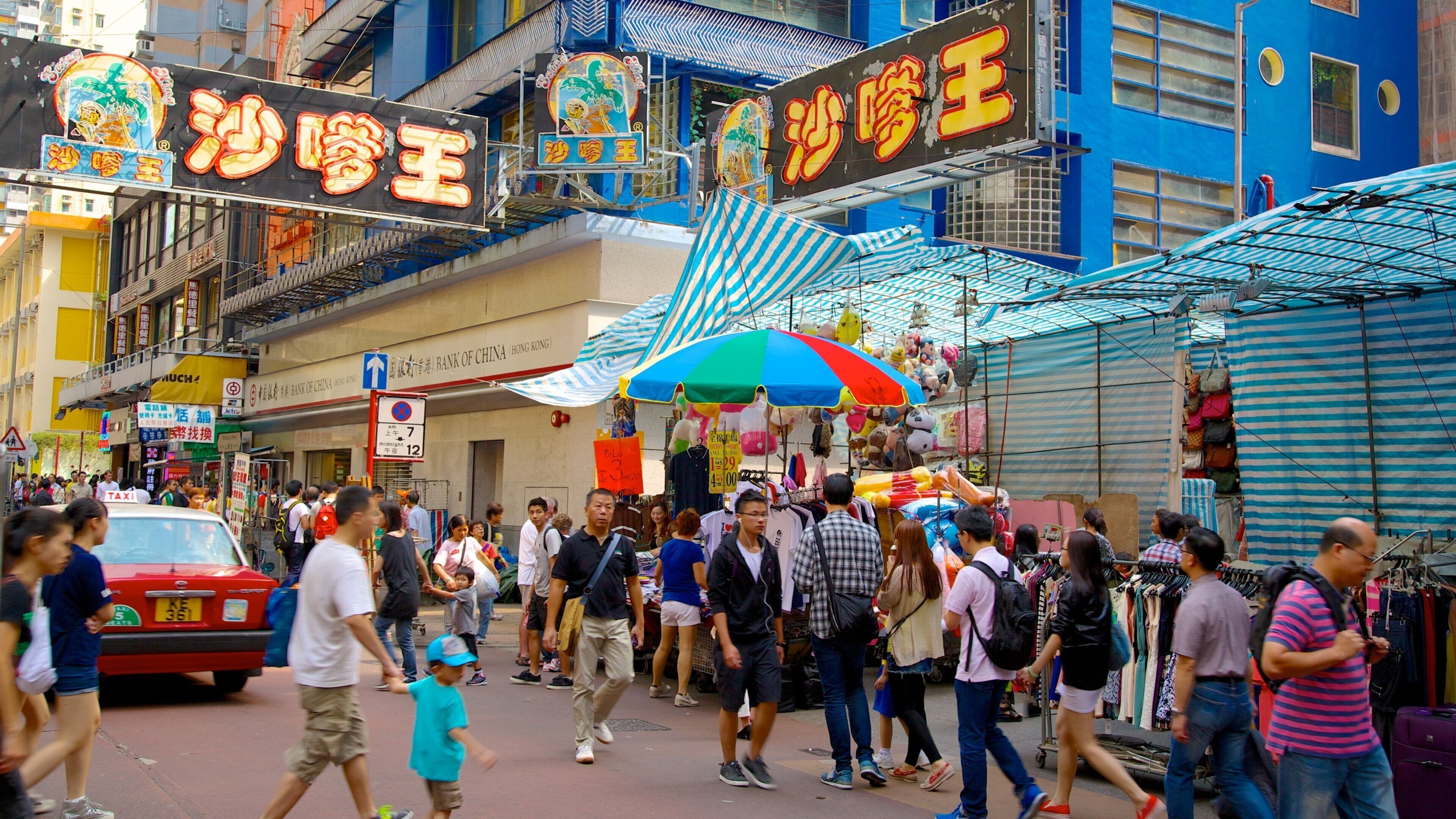 女人街 呈现出 看板 和 市集 以及 大群人