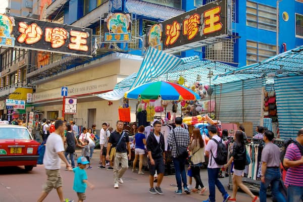 Un marché animé, avec des parasols colorés et de nombreux étals.