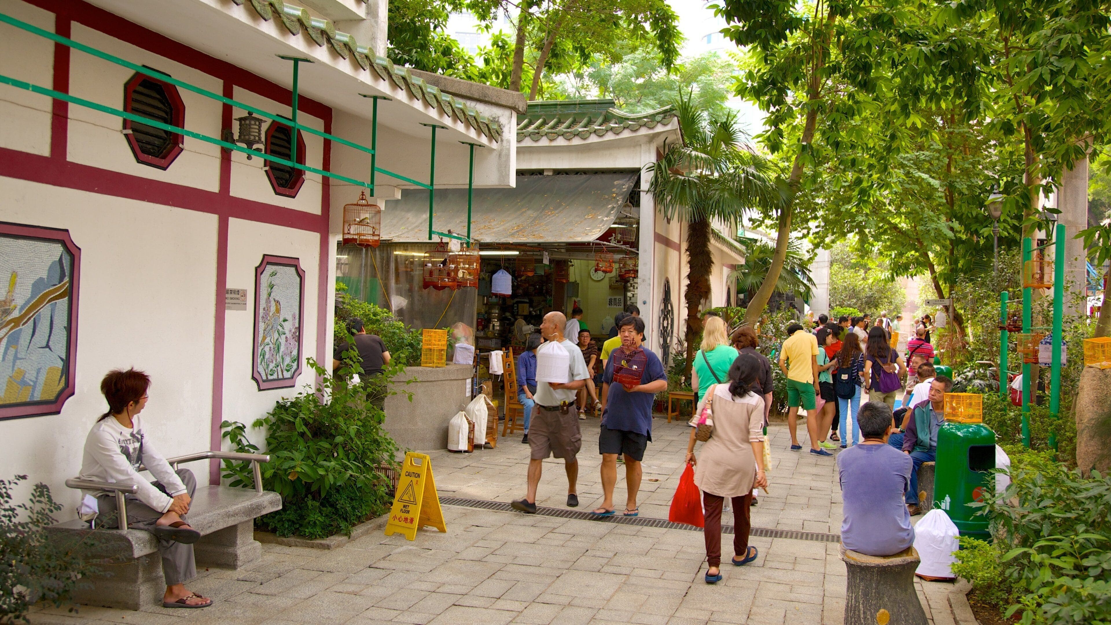 Yuen Po Bird Market mostrando una pequeña ciudad o aldea y también un gran grupo de personas