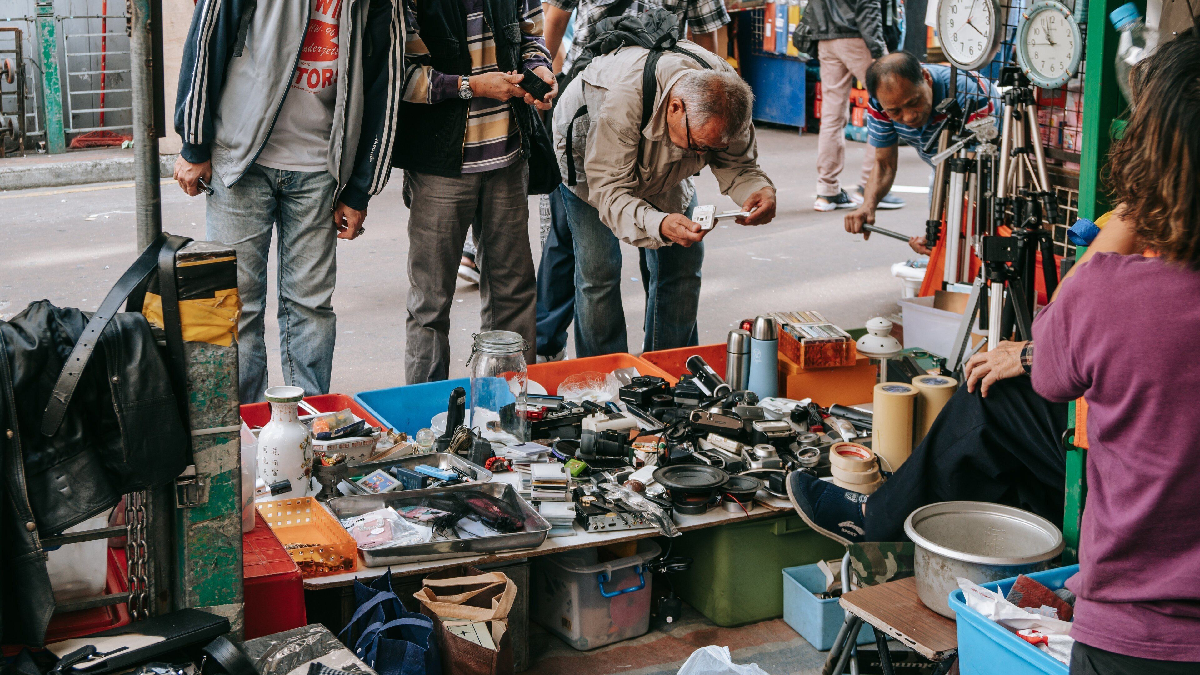 Apliu Street Market showing street scenes and markets
