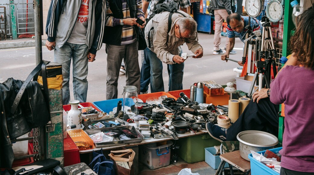 Apliu Street Market showing street scenes and markets