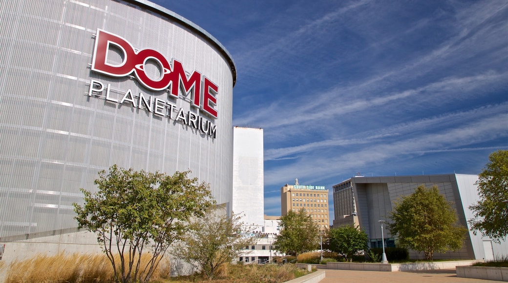 Peoria Riverfront Museum som viser skilt