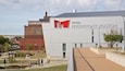 Het Peroria Riverfront Museum met een opvallend rood en wit logo.