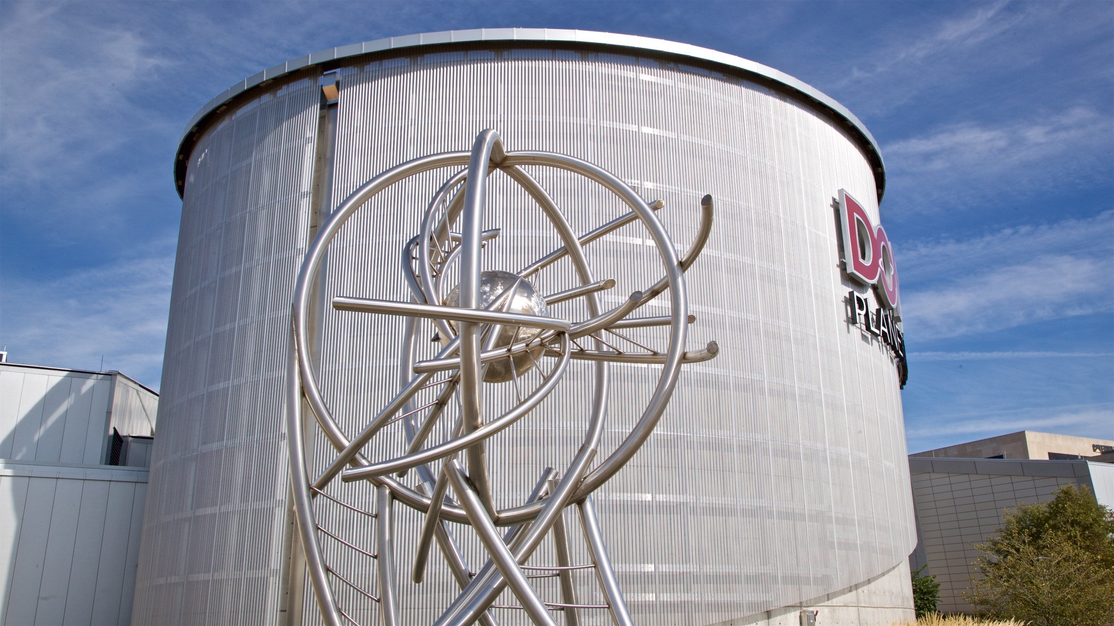 Peoria Riverfront Museum showing outdoor art