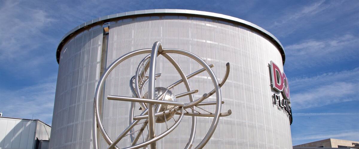 Peoria Riverfront Museum showing outdoor art