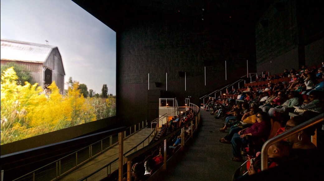 Peoria Riverfront Museum qui includes scÚnes de théùtre et vues intérieures aussi bien que important groupe de personnes