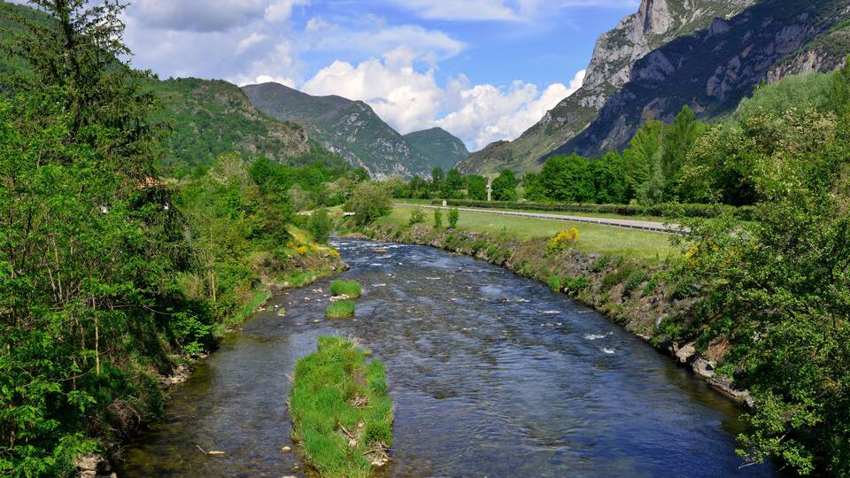 Plongée sur l'Ariège à Les Cabannes (09310), département de l'Ariège en région Occitanie, France.