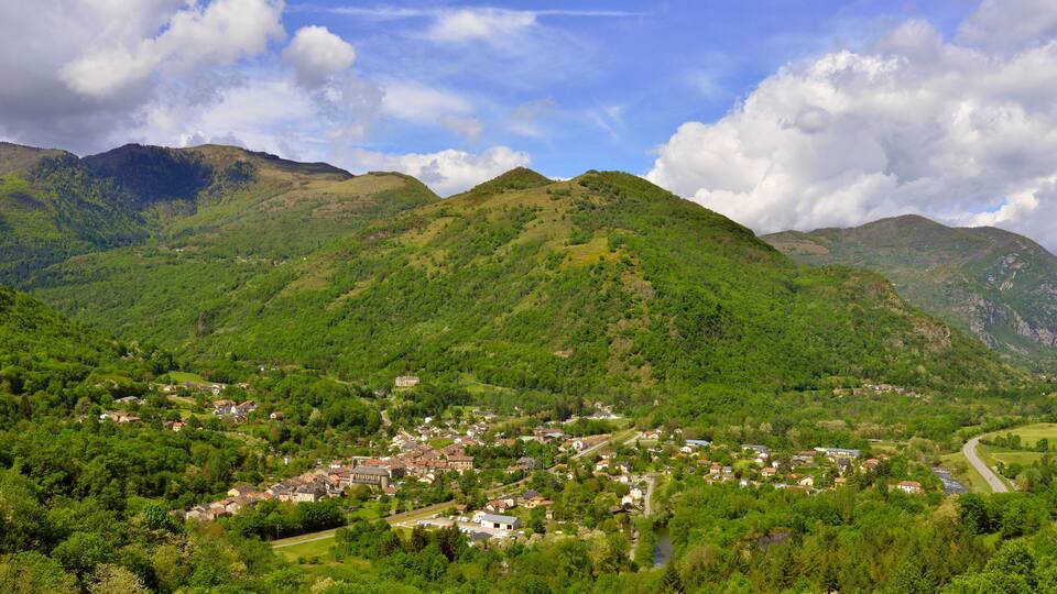 Vue sur le village Les cabannes (09310) et sa vallée ariégeoise, département de l'Ariège en région Occitanie, France