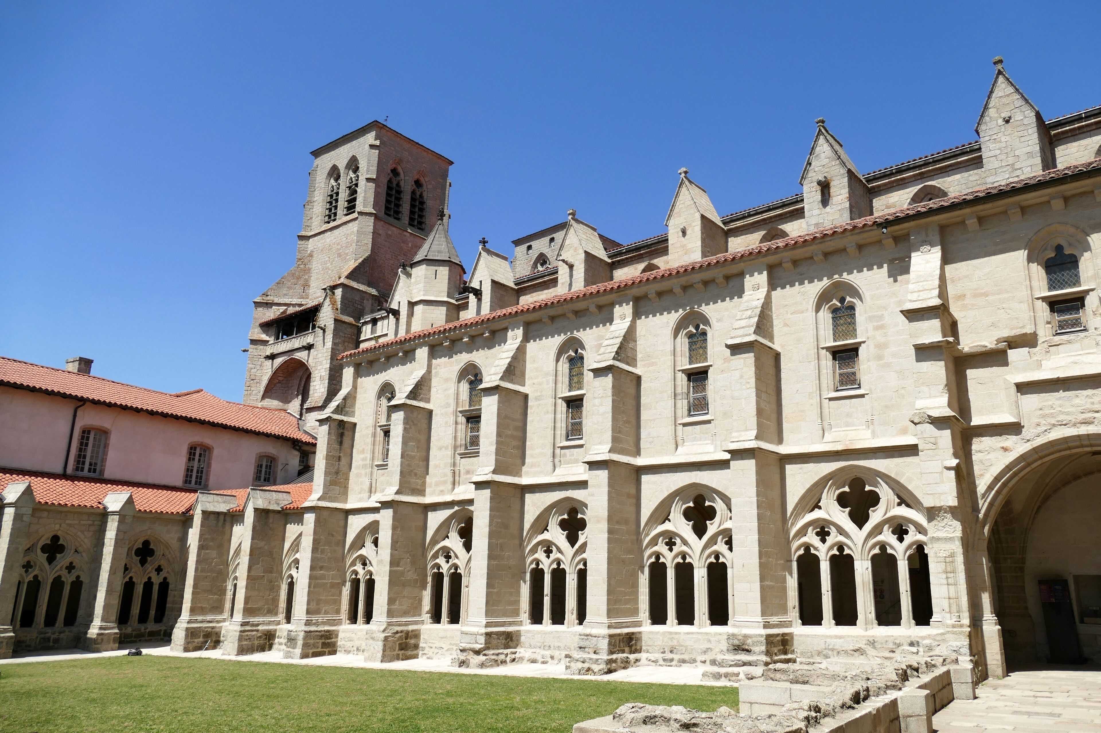 Façade sud et clocher de l’abbatiale Saint-Robert de La Chaise-Dieu