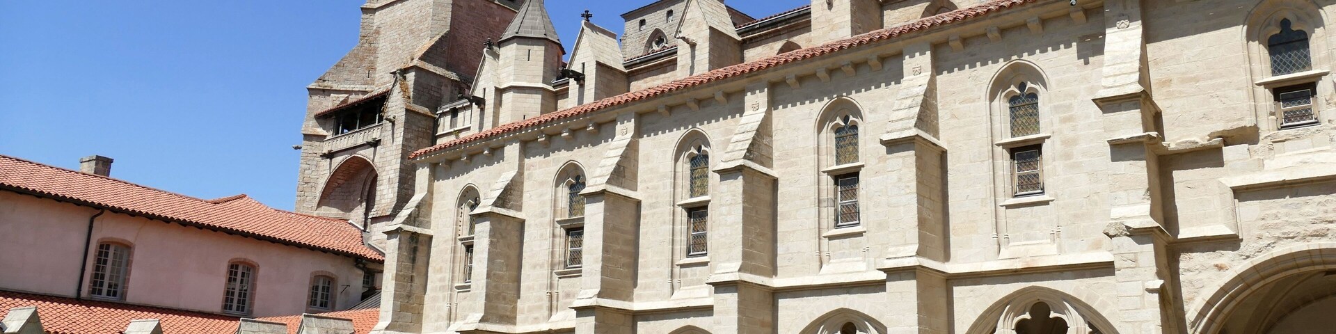 Un edificio histórico con ventanas de arco y una torre.