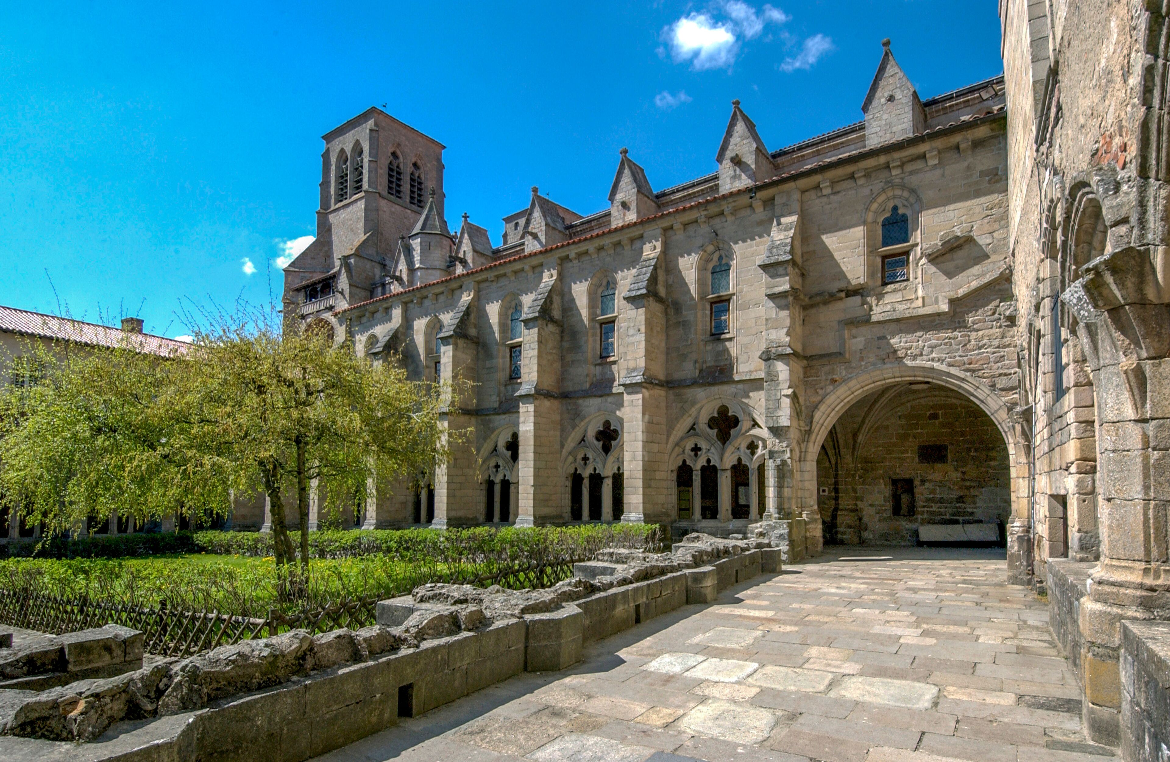  Cloître de l'Abbatiale Saint Robert de la Chaise Dieu. Département de la Haute Loire. Auvergne Rhône Alpes. France