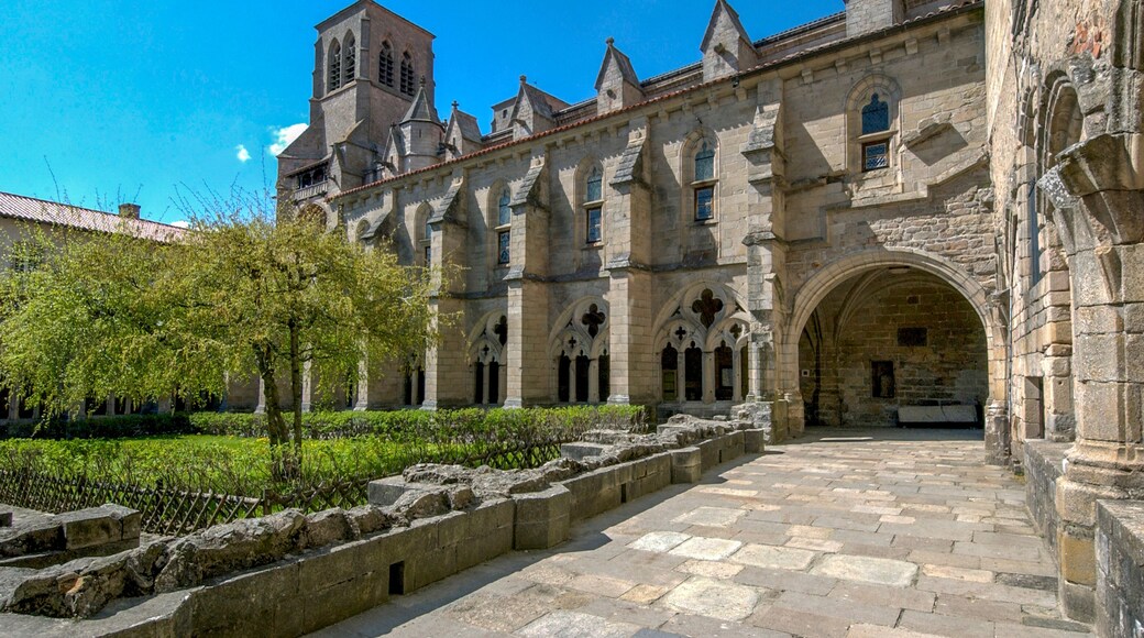Cloître de l'Abbatiale Saint Robert de la Chaise Dieu. Département de la Haute Loire. Auvergne Rhône Alpes. France