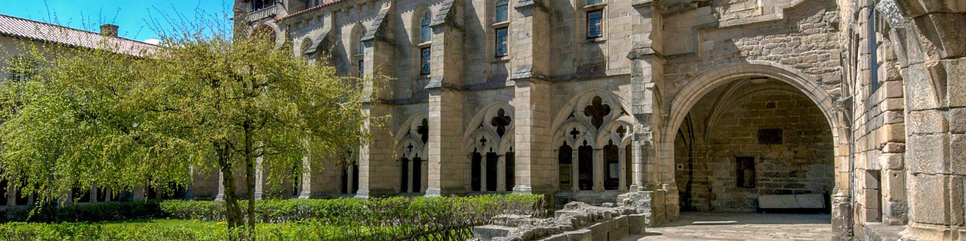Cloître de l'Abbatiale Saint Robert de la Chaise Dieu. Département de la Haute Loire. Auvergne Rhône Alpes. France