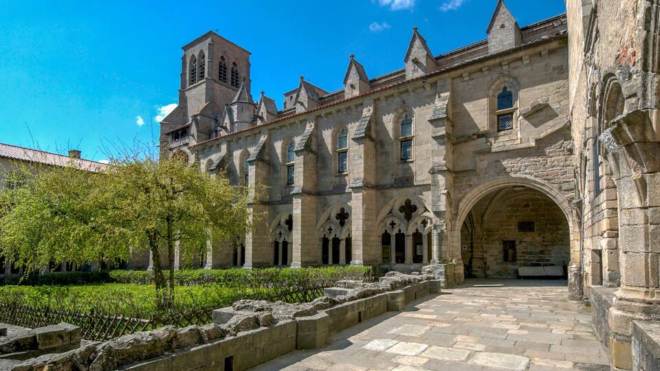 Cloître de l'Abbatiale Saint Robert de la Chaise Dieu. Département de la Haute Loire. Auvergne Rhône Alpes. France