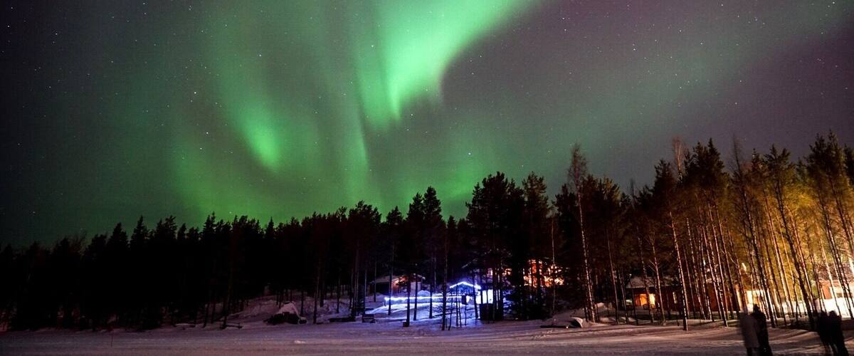 Northern lights in Lapland. Waiting on a frozen lake in -10c and below for them to appear, then like magic they dance across the sky like fairy dust!
#northernlights #finland #lapland #winterwonderland