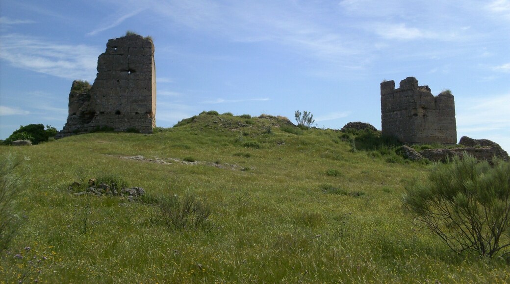 Castillo de Giribaile, en Vilches. Torre oriental (izquierda) y aljibe (derecha).