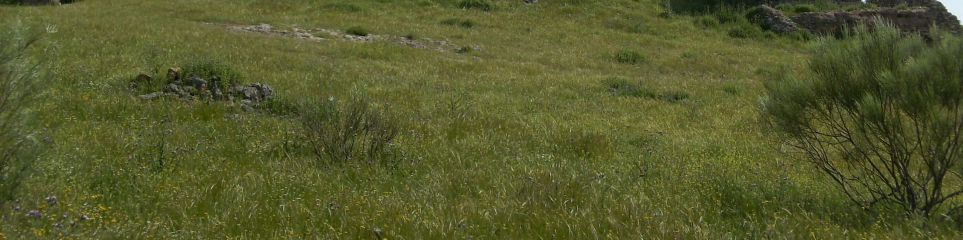 Castillo de Giribaile, en Vilches. Torre oriental (izquierda) y aljibe (derecha).