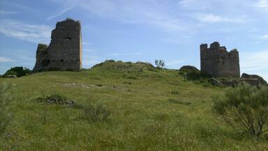 Castillo de Giribaile, en Vilches. Torre oriental (izquierda) y aljibe (derecha).