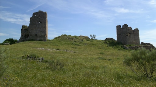 Castillo de Giribaile, en Vilches. Torre oriental (izquierda) y aljibe (derecha).