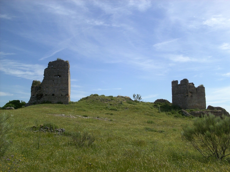 Castillo de Giribaile, en Vilches. Torre oriental (izquierda) y aljibe (derecha).