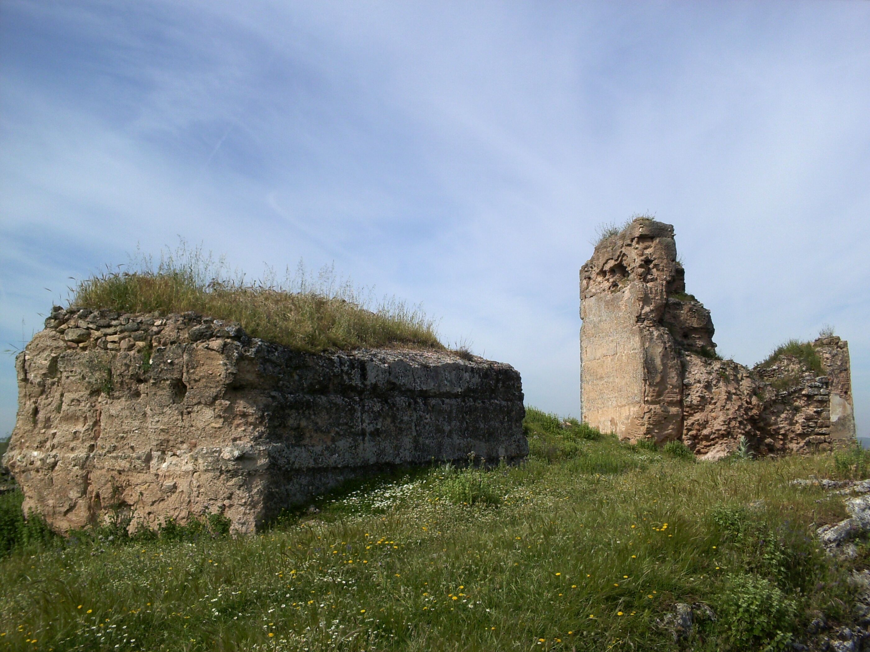 Castillo de Giribaile, en Vilches. Aljibe (a la izquierda) y torre occidental (a la derecha).
