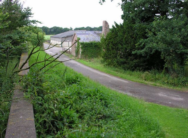 Public footpath west of Saltmarshe, East Riding of Yorkshire, England. The footpath heads westwards along this lane, after dropping down from the level of the floodbank.