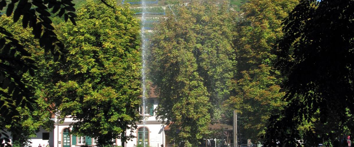 Stadtsee in Staufen mit Fontäne und Burg