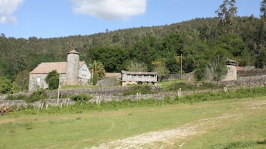 A reitoral de Amil, preto da igrexa de San Mamede de Amil (Moraña, Pontevedra), cun hórreo, un pombal e unha torre defensiva medieval.