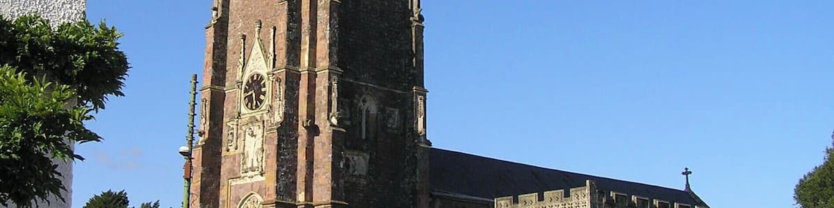 Eine historische Kirche mit hohem Turm und aufwendiger gotischer Architektur.