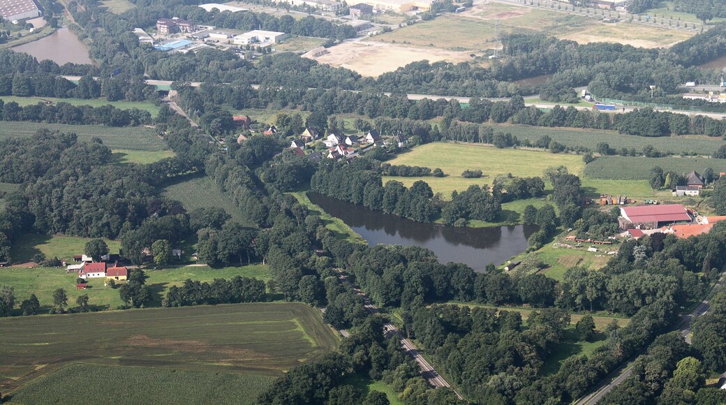 Luftaufnahme Bremen; entlang der A1 (auf der Südseite) vom Bremer Kreuz bis zum Weserpark (Blick aus der linken Flugzeugseite) - Kreisen über dem Bremer Kreuz und überdem Weserpark